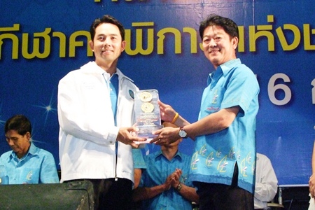 Chonburi Governor Wichit Chatpaisit, right, presents a token of thanks to Pattaya Mayor Ittiphol Khumplome, left, to recognize the city’s help in hosting the 39th National Games and National Disabled Games in December and January.